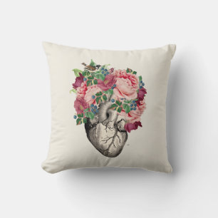 Coussin Rempli au coeur anatomique débordant