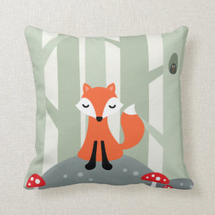 Coussin Renard mignon se reposant sur une roche dans la