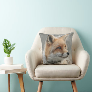 Coussin Renard roux portant une écharpe tricotée dans un h