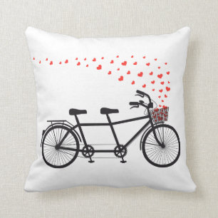 Coussin Reposez avec la bicyclette tandem et les coeurs