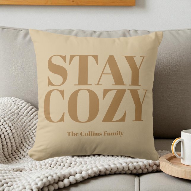 Coussin Restez Cosy Beige Festigraphe Typographie Blanc Vo (Stay Cozy Beige Festive Typography White Your Name Throw Pillow)