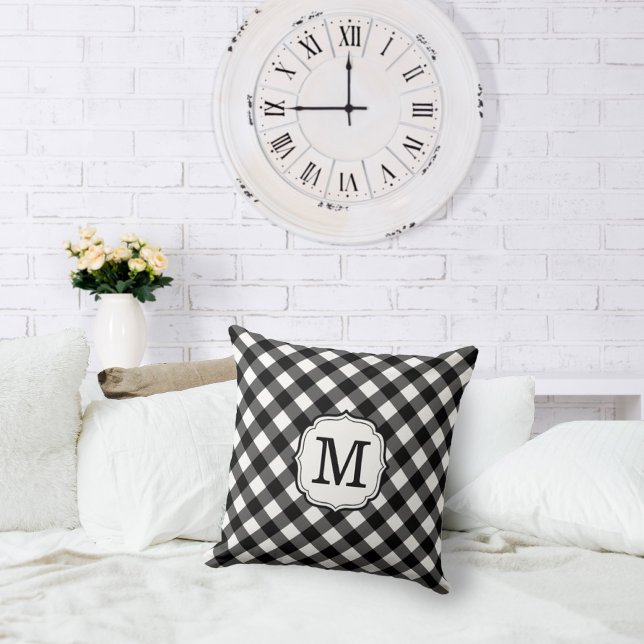 Coussin Retro Elegant Personalized Gingham Throw Pillows (Retro elegant black and white gingham check pillow)