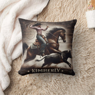 Coussin Rodeo Cowgirl à la pointe d'un taureau au coucher 