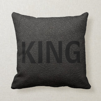 Coussin ROI QUEEN sur le cuir noir