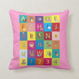 Coussin rose d'alphabet de bébés