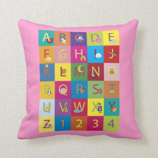 Coussin rose d'alphabet de bébés