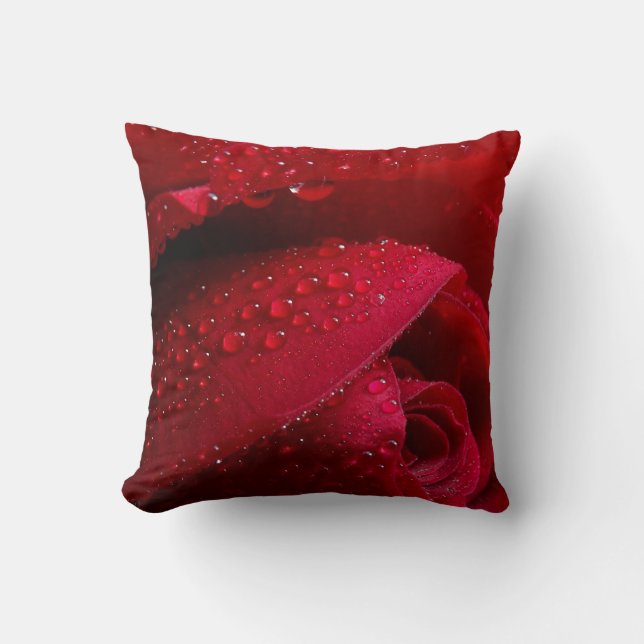 Coussin Rose de macro rouge avec gouttelettes d'eau (Recto)