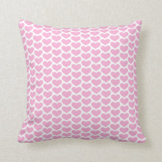 Coussin rose de motif de coeurs