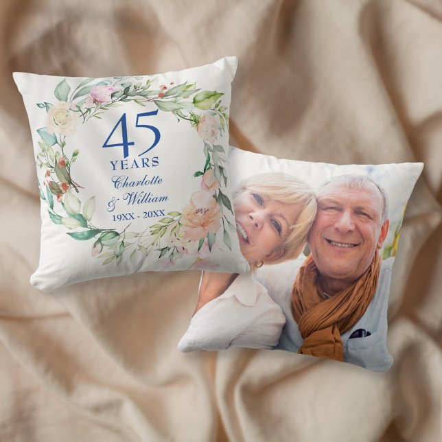 Coussin Rose Garland 45ème 65ème anniversaire de Mariage P (Roses Garland 45th 65th Wedding Anniversary Photo Throw Pillow)