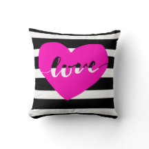 Coussin rose lumineux d'amour de coeur avec les