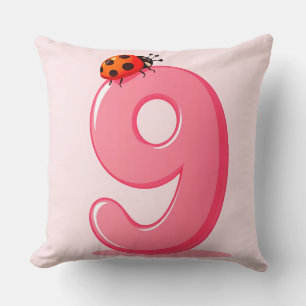 Coussin Rose numéro neuf avec coccinelle