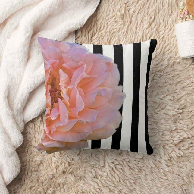 Coussin Rose rose avec bandes verticales noires et blanche (Couverture)