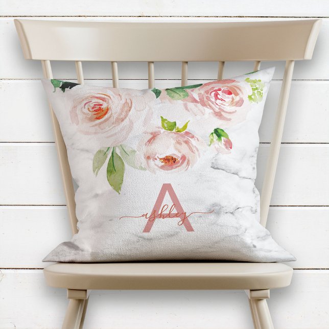 Coussin Rose rose pâle Nom du marbre floral Monogramme (Créateur téléchargé)