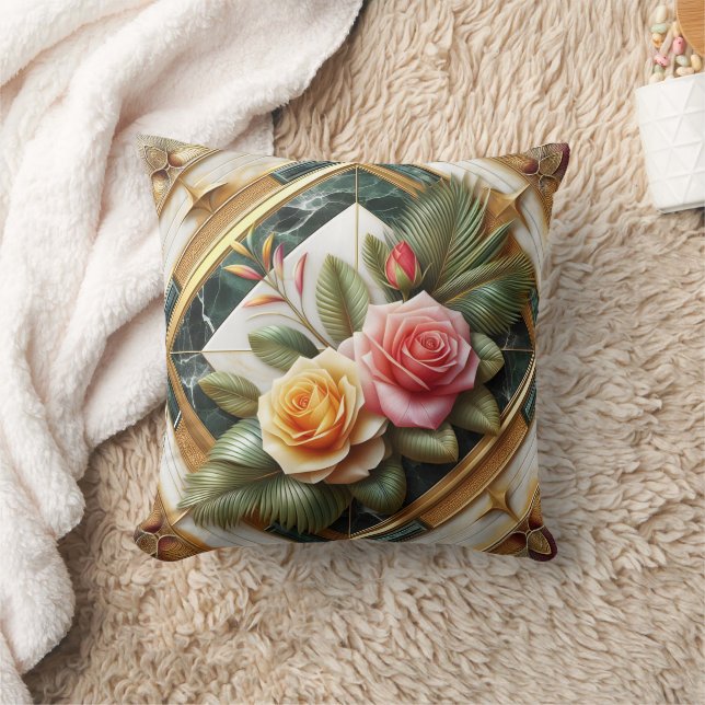 Coussin Roses élégants avec Feuilles décoratifs sur marbre (Couverture)