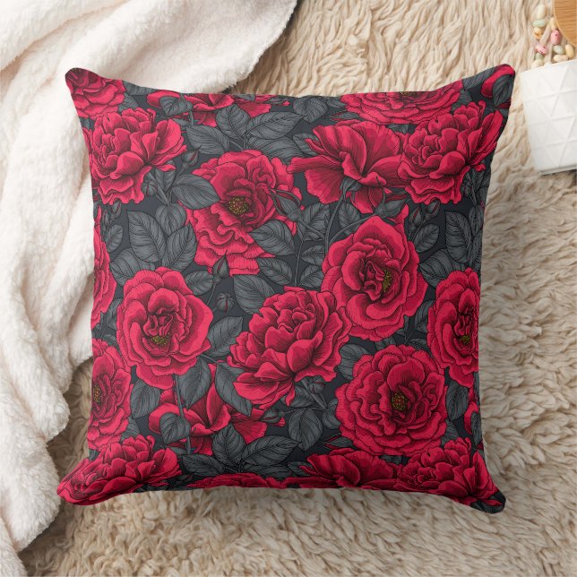 Coussin Roses rouges avec feuilles gris sur noir (Couverture)