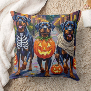 Coussin Rottweiler faisant Trick-or-Treat dans des costume