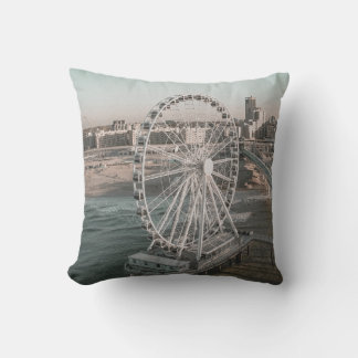 COUSSIN ROUE DE FERRIS BLANC PRÈS DE L'EAU