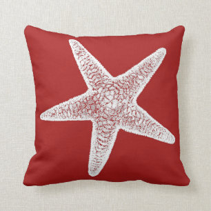 Coussin rouge avec des étoiles de mer
