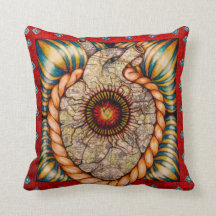 Coussin rouge avec le coeur et les cartes