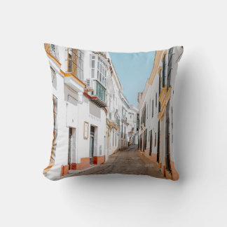 COUSSIN ROUTE AVEC AUTOROUTES BEIGE SOUS LE CIEL BLEU
