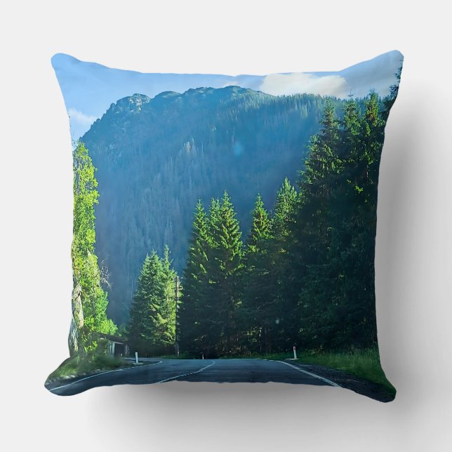 Coussin Route forestière des Carpates – Impression de mont (Recto)