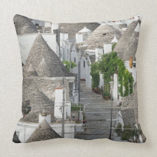 Coussin Rue avec des maisons de trulli dans Alberobello,
