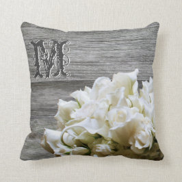 Coussin rustique de monogramme de fleurs blanches