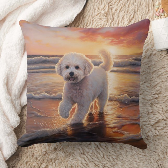 Coussin Sandy Paws Bichon Frise Dog sur Beach Sunset (Couverture)