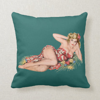 Coussin sarongs de port assez blonds de pin-up de fille +