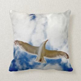 Coussin Seagul en vol avec les cieux bleus et le nuage