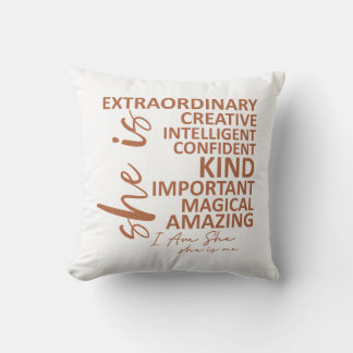 Coussin "She is Me" Mocha Mousse Affirmation Typography