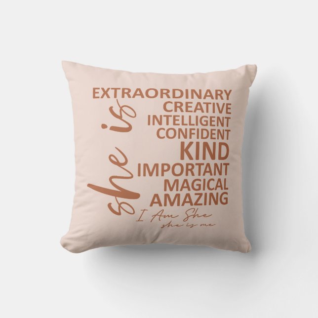 Coussin "She is Me" Mocha Mousse Affirmation Typography (Recto)