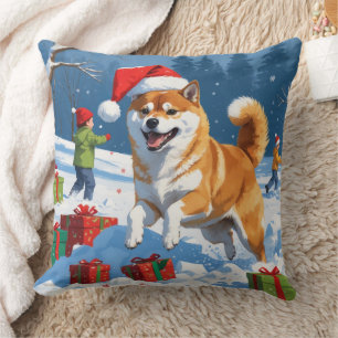 Coussin Shiba Inu courant dans la neige avec un chapeau de