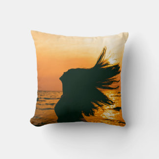 Coussin Silhouette de fille, coucher du soleil sur la mer,