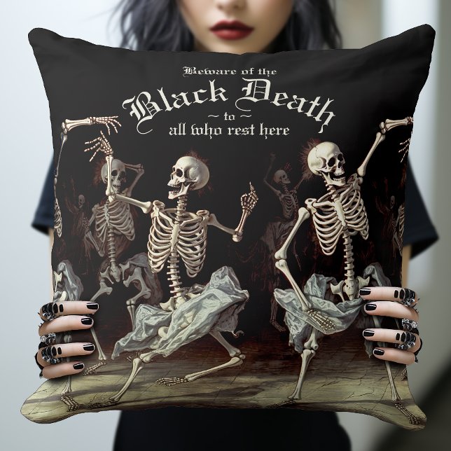 Coussin Skeletons de danse de la mort noire Halloween (The Dancing Skeletons Throw Pillow. A piece of alternative gothic decor.)