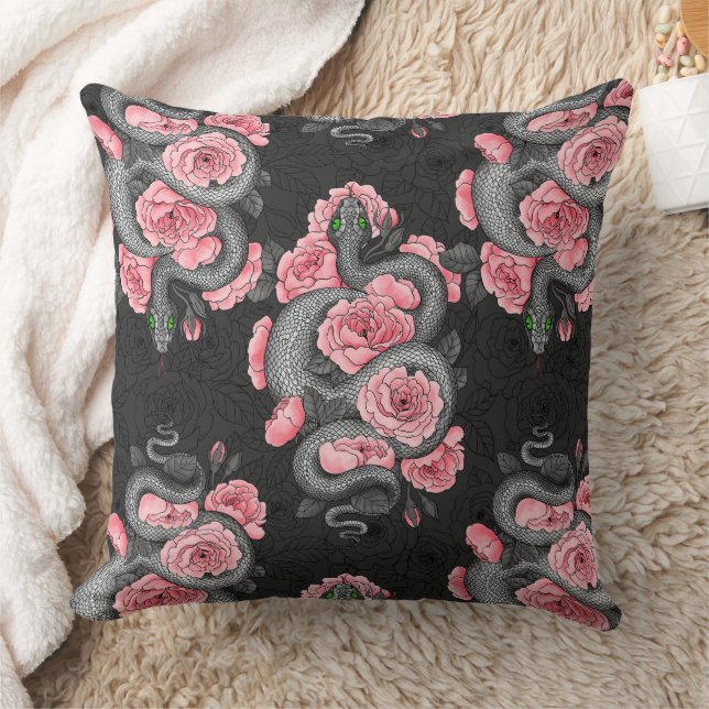 Coussin Snakes and  peach roses (Couverture)