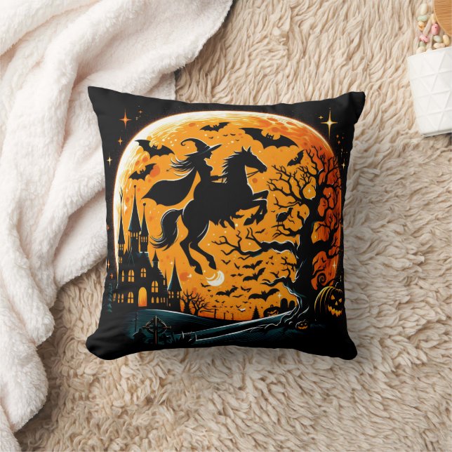 Coussin Sorcière à cheval contre une lune d'Halloween (Couverture)