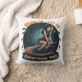 Coussin Sorcière volant avec un balai sur Halloween la nui