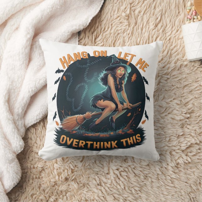 Coussin Sorcière volant avec un balai sur Halloween la nui (Couverture)