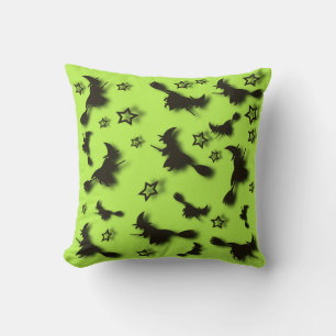 Coussin Sorcière volante parmi les étoiles à Halloween nui