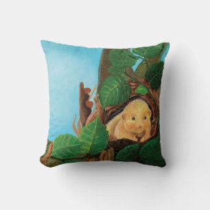 Coussin Souris brumeux mangeant de la noisette