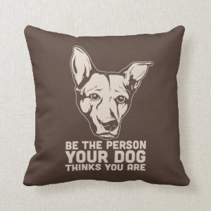 Coussin soyez la personne que votre chien pense que vous