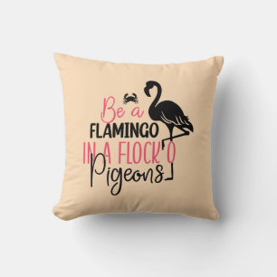 Coussin Soyez un Flamant Rose dans une volée de Pigeons-27