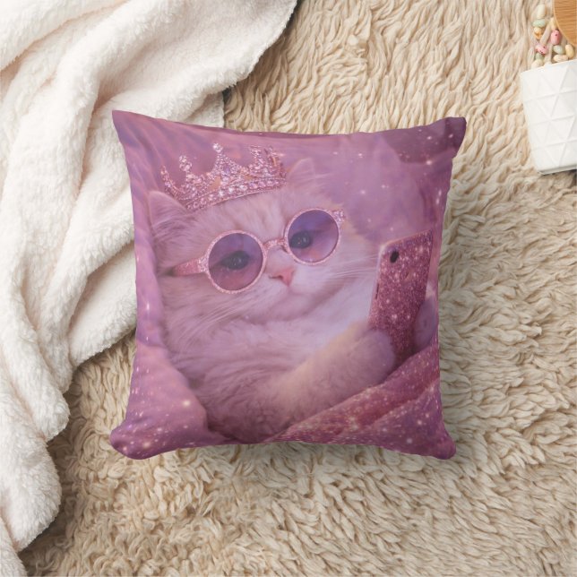 Coussin Spoiled Princess Cat Texting in Bed                (Couverture)