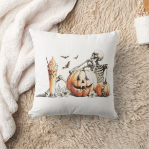 Coussin Squelette avec citrouille et boire. Halloween.