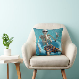Coussin Squelette d'Halloween flottant dans une piscine
