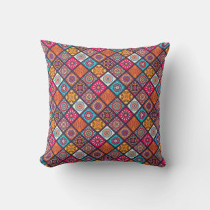 Coussin style boho coloré