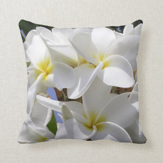 Coussin Superbes fleurs de plumeria hawaïenne lancent l'or