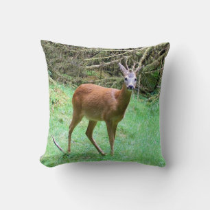 Coussin Tapisserie de faune forestière représentant un che