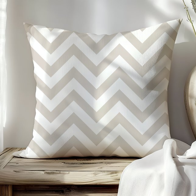 Coussin Tendance beige et blanc Chevron Zigzag Stripes (Créateur téléchargé)